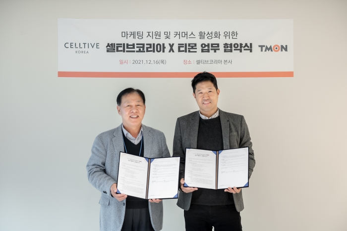 16일 셀티브코리아 서초본사에서 이상민 티몬 전략영업실장(오른쪽)과 정화영 셀티브코리아 대표가 업무협약을 체결하고 기념촬영을 하고 있다. 사진=티몬 제공