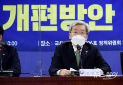 고승범 “카드 수수료 4700억원 추가 경감 가능···우대수수료 인하”