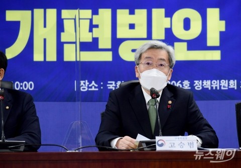 고승범 “카드 수수료 4700억원 추가 경감 가능···우대수수료 인하”