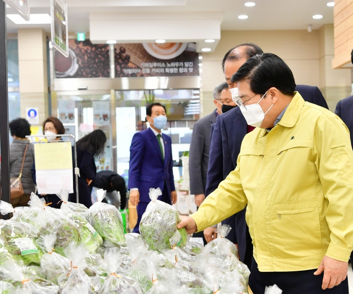 장성군이 농업분야 전국 규모 수상을 잇따라 기록하고 있다. 유두석 장성군수가 농산물을 살펴보고 있다