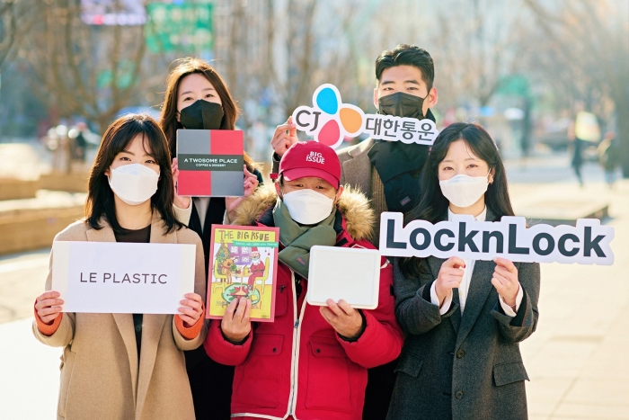 헬로 제로웨이스트 프로젝트에 참여한 투썸플레이스, 대한통운, 락앤락, K.O.A 관계자와 빅이슈 판매원이 함께 사진 촬영을 하고 있다. 사진=투썸플레이스 제공