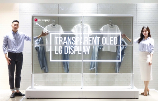 LG디스플레이가 세계 최대 가전·정보기술(IT) 전시회 ‘CES 2022’에서 공개하는 쇼핑몰용 투명 OLED(유기발광다이오드) 제품 ‘투명 쇼윈도’. 사진=LG디스플레이