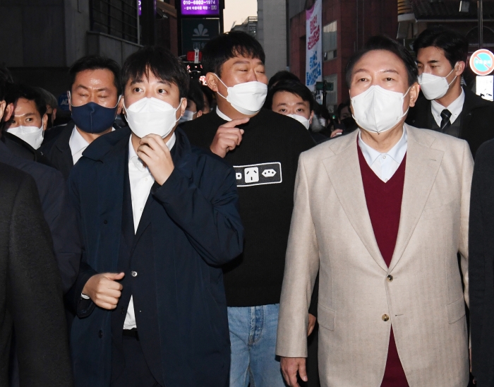 윤석열 국민의힘 대선 후보(오른쪽)와 이준석 대표가 지난 8일 서울 종로구 대학로에서 거리 인사에 나서고 있다. 사진/ 국회사진기자단
