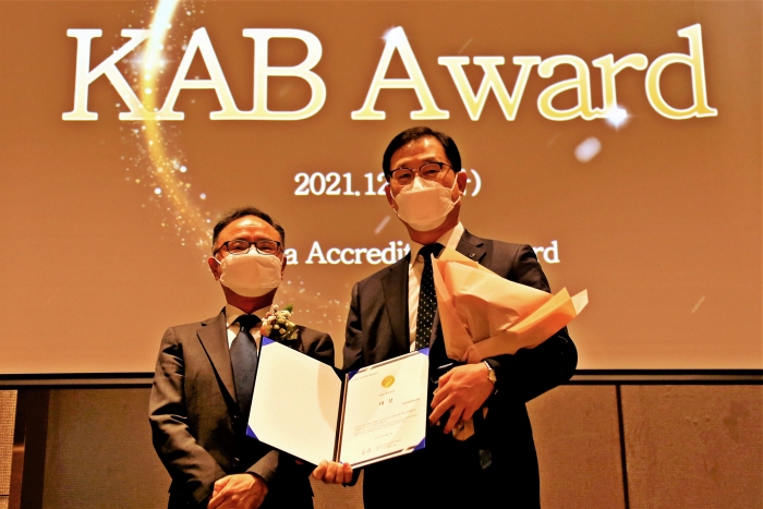하이트진로가 ‘2021 KAB 어워드’ ESG 경영실천 부문에서 대상을 수상했다. 사진은 정일석 하이트진로 상무(오른쪽). 사진=하이트진로 제공