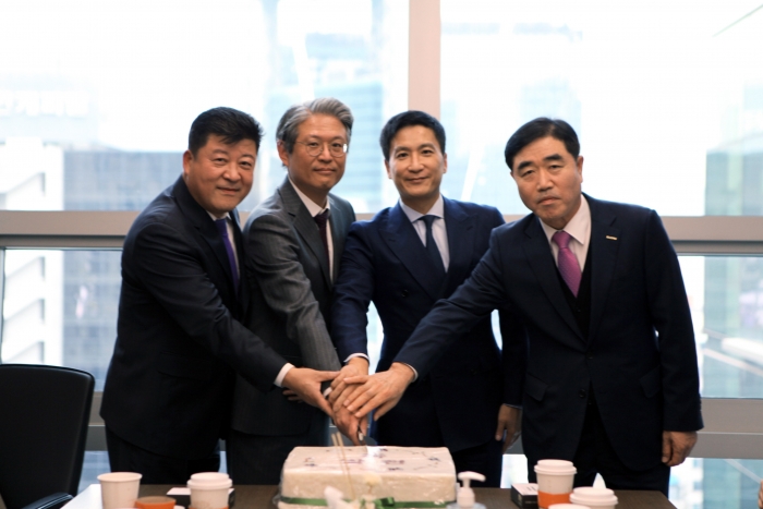 왼쪽부터 한국테크놀로지 신용구 대표, 데이원자산운용 한만욱 대표, 대우조선해양건설 김용빈 회장, 대우조선해양건설 서복남 대표가 28일 서울 을지로역 페럼타워에서 데이원자산운용 개소식 기념촬영을 하고 있다. 사진=한국테크놀로지 제공