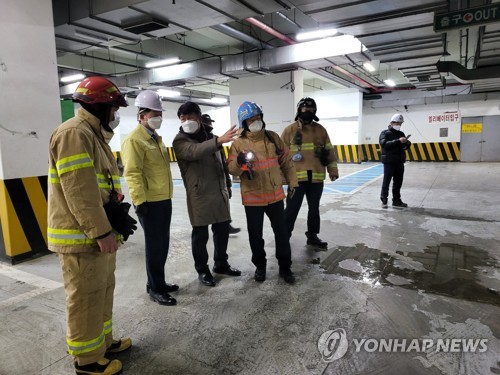 31일 경기도 고양시 마두동의 한 상가 건물에서 지하 기둥 일부가 파열되는 사고가 일어났다./사진=연합뉴스(고양시 제공)