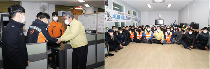 유진섭 시장이 2022년 새해 첫날 환경미화원 대기실(오른쪽)과 정읍소방서(왼쪽)를 방문해 격려하고 있다.