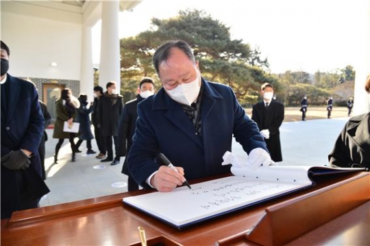 1일 김인호 서울시의회 의장이 국립서울현충원을 찾아 참배하고 방명록에 글을 남기고 있다.