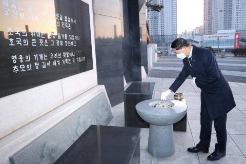 이재준 고양시장, 2022년 신년 현충탑 참배···“코로나로 잃었던 소중한 일상 되찾기를”