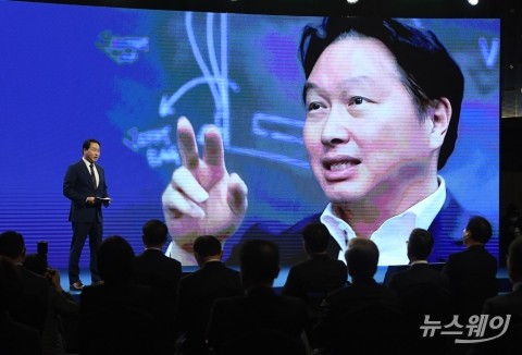 최태원 회장, SK텔레콤 미등기 회장 맡는다···혁신 가속화 지원