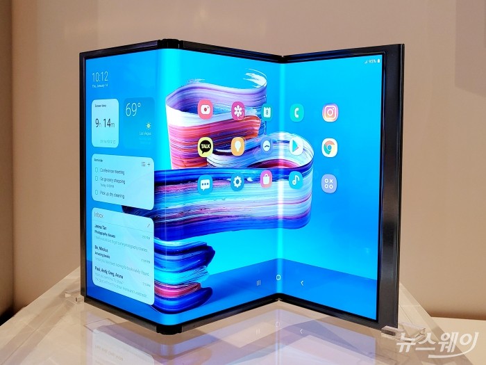 삼성디스플레이가 CES 2022 기간 동안 미국 라스베이거스 앙코르 호텔에 프라이빗 부스를 마련하고 S자형 멀티 폴더블 디스플레이 Flex S를 전시했다. 사진=삼성디스플레이 제공