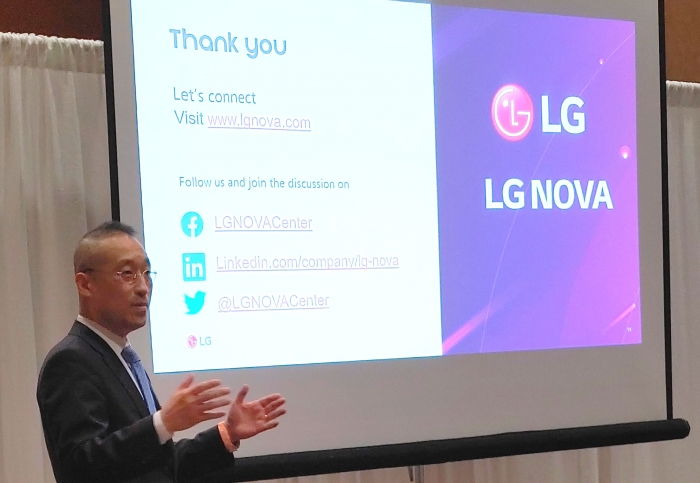 이석우 LG전자 북미이노베이션센터장이 지난 1월 진행된 CES 프레스컨퍼런스에서 1차로 선정된 스타트업들을 소개하고 있다. 사진=LG전자 제공