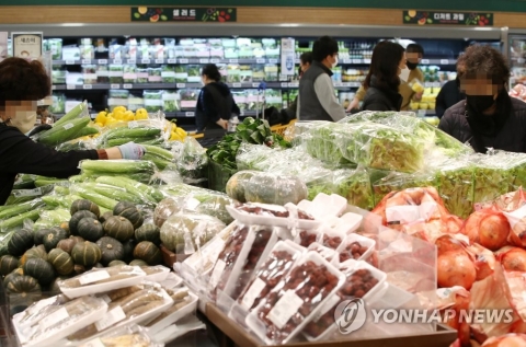 “장보기도, 커피 1잔 사기도 겁나”···새해에도 깊은 물가 시름