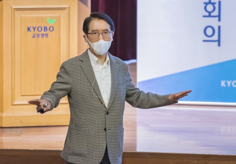 신창재 교보생명 회장 장남 신중하씨, 본사 DT업무 맡아