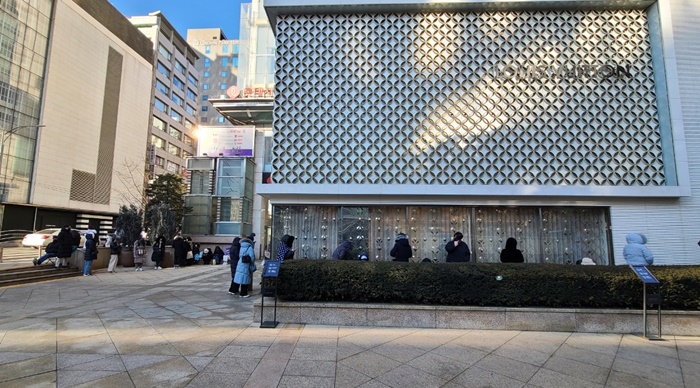 서울 시내의 한 백화점을 찾은 시민들이 매장에 들어가기 위해 줄 서 있다. 사진=천진영 기자