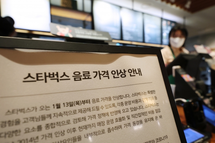 스타벅스가 13일부터 음료 46종에 대한 가격 인상 방침을 밝힌 7일 서울 중구 스타벅스 프레스센터점에 안내문이 붙어 있다. 사진=연합뉴스 제공