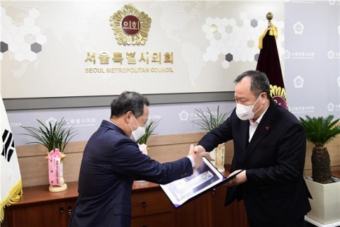 김인호 서울시의회 의장, 4급 이상 공무원 임명장 수여