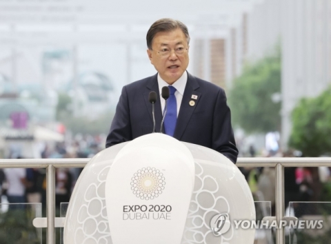 금융위 전 직원에게 커피 선물한 文대통령···&quot;'가계부채 안정' 성과 주목&quot;