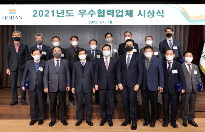 호반그룹은 18일 서초구 호반파크에서 ‘우수협력업체 시상식’을 진행했다. 이날 시상식에는 김선규 호반그룹 회장, 송종민 호반산업 대표이사 부회장, 박철희 호반건설 총괄사장, 김대헌 호반그룹 기획총괄 사장, 김한정 경우전기 대표 등 관계자 20여 명이 참석했다. 이날 행사는 코로나19 확산방지를 위해 철저한 방역 후 100여 개 수상기업 중 대표 13개사만 참석해 소규모로 진행됐다. 사진 = 호반그룹