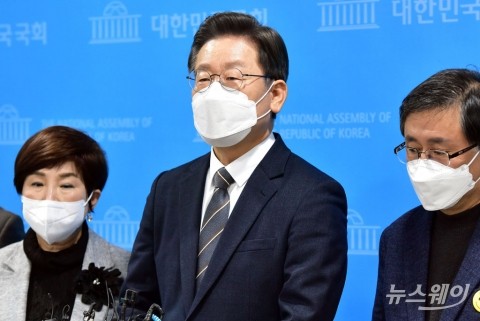 “기본소득 세대별 엇갈려···20대 60.7% 반대, 50대 53.4% 찬성”