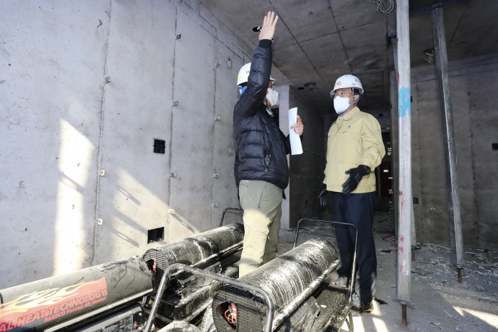 김삼호 광산구청장이 지난 21일 광산구의 한 오피스텔 건축 현장을 찾아 직접 안전점검을 하고 있다.