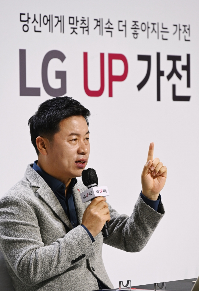 LG전자 H&A사업본부장 류재철 부사장이 간담회에서 ‘UP가전’을 소개하고 있다. 사진=LG전자 제공