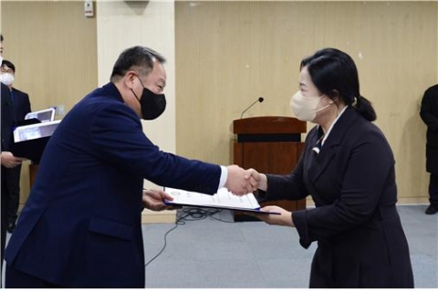 25일 김인호 서울시의회의장(왼쪽)이 사무처 소속 공무원에게 임명장을 수여하고 있다.