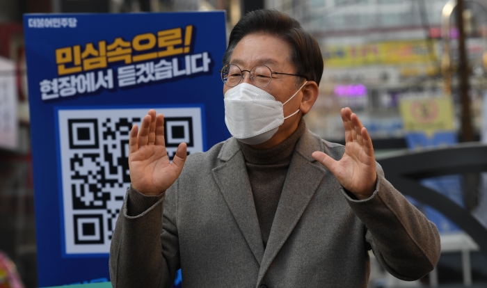 더불어민주당 이재명 대선후보가 지난 26일 경기 광명시 철산로데오거리에서 지지를 호소하고 있다. 사진=연합뉴스 제공