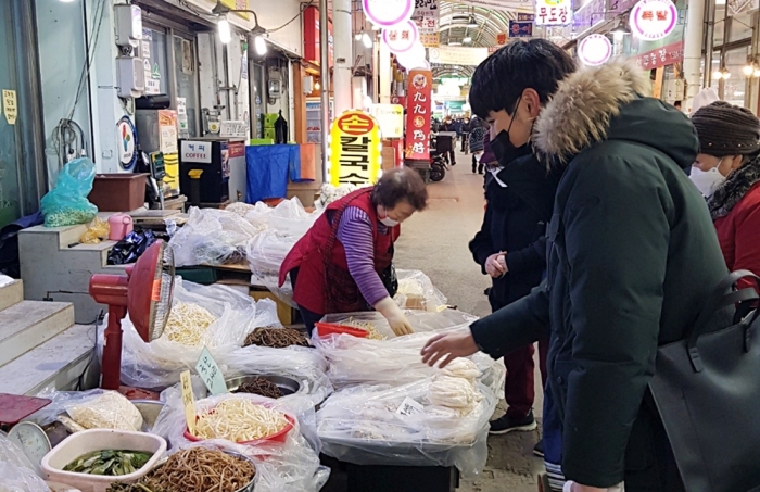 전통시장에서 장을 보는 소비자-인천 부평시장