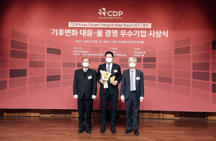 지난 26일 서울신라호텔 영빈관에서 열린 2021 CDP 기후변화 대응·물 경영 우수기업 시상식에서 이병만 코스맥스 대표(가운데)가 수상 후 기념촬영을 하고 있다. 사진=코스맥스 제공