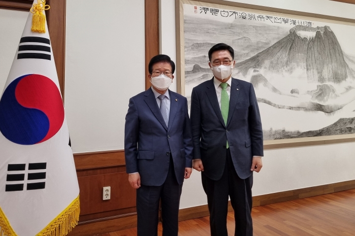 한국농수산식품유통공사 김춘진 사장(오른쪽)은 27일 박병석 국회의장을 만나 국민 눈높이에 맞는 ESG실천을 위한 협력 방안을 모색하기로 했다.
