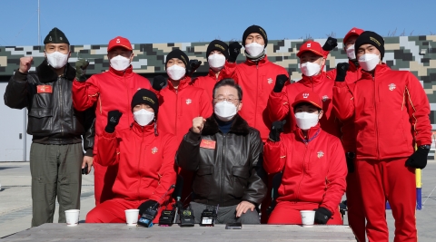 '해병대' 찾은 이재명···&quot;월급 200만원·복무기간 호봉인정&quot;(종합)