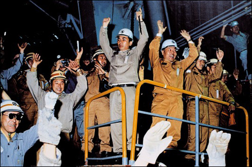 1973년 6월 포항제철소 1고로 첫 출선 당시 박태준 명예회장(사진 가운데)가 직원들과 함께 만세를 부르고 있다. 사진=포스코 제공