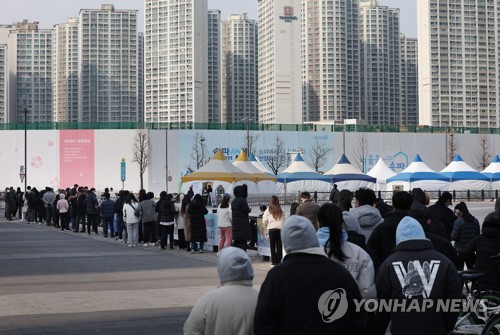 코로나19 임시 선별검사소에 시민들이 검사를 기다리고 있다. 사진=연합뉴스 제공