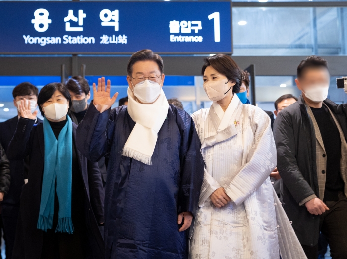 더불어민주당 이재명 대선 후보와 배우자인 김혜경 씨가 31일 서울 용산역을 방문, 귀성객들에게 새해 인사를 하고 있다. 사진=더불어민주당 선대위 제공