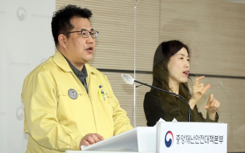 정부 &quot;오미크론 확산 생각보다 빨라···거리두기 조정안 4일 발표&quot;