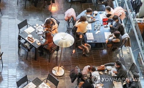 '6인·밤 9시' 현행 거리두기, 오는 20일까지 2주 연장