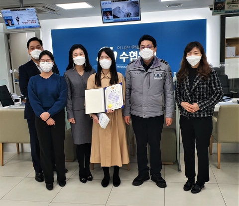 보이스피싱의 속삭임 &quot;금리 바꿔줄게요&quot;···수협은행 직원이 막았다