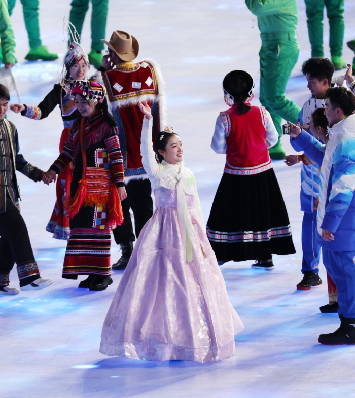 4일 오후 중국 베이징 국립경기장에서 열린 2022 베이징 동계올림픽 개회식에서 한복을 입은 한 공연자가 손을 흔들고 있다. 사진=연합뉴스