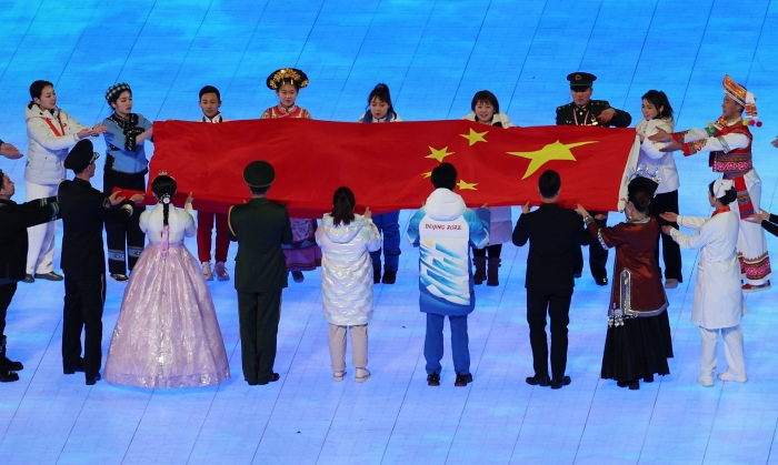 4일 오후 중국 베이징 국립경기장에서 열린 2022 베이징 동계올림픽 개회식에서 한복을 입은 한 공연자가 중국 국기인 오성홍기 입장식에 참여하고 있다. 사진=연합뉴스