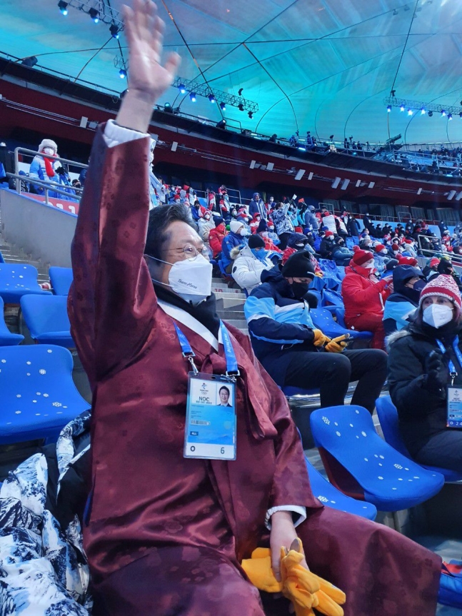 황희 문화체육관광부 장관이 4일 오후 중국 베이징 국립경기장에서 열린 2022 베이징 동계올림픽 개막식에 한복을 입고 참석해 있다. 사진=연합뉴스 제공