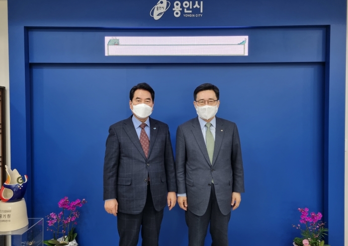 김춘진 한국농수산식품유통공사 사장(오른쪽)과 백군기 용인시장이 간담회를 갖고 기념사진을 촬영했다.