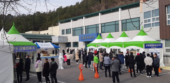 고흥군 보건소가 코로나19 진단검사 폭증으로 설 명절 연휴에도 비상근무를 하고 있다.