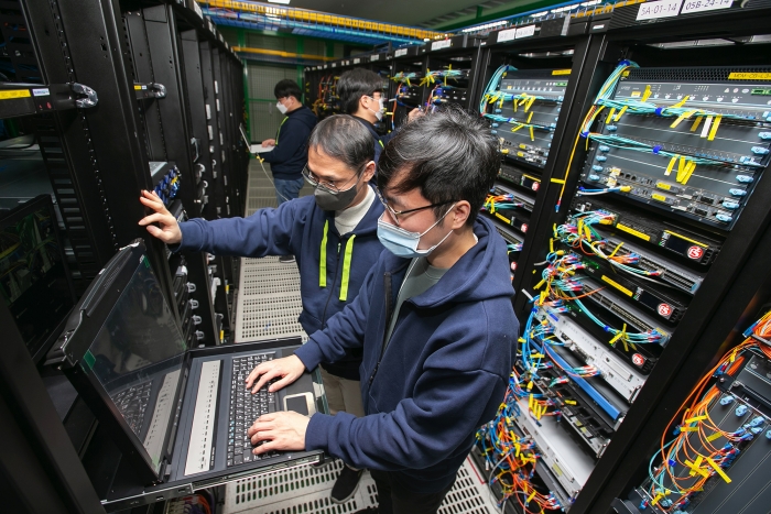 케이뱅크 Tech본부 직원들이 서울 목동 KT IDC에 위치한 케이뱅크 IT센터에서 IT 장비를 점검하고 있다. 사진=케이뱅크 제공