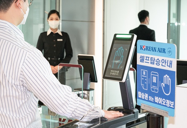대한항공은 김포공항 5개 탑승구에서 바이오 인증 셀프보딩 서비스를 시작으로 올해 안으로 국내선 전체 탑승구로 전면 확대할 예정이다. 또 8월부터는 김해공항으로 서비스를 늘릴 계획이다. 사진=대한항공 제공