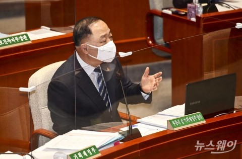 홍남기 &quot;물가 강력 대응중···'상고하저'로 하반기 반드시 안정&quot;