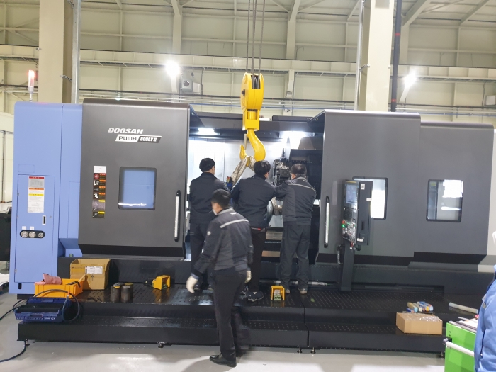 전남테크노파크가 3일 신금속산업센터 기계부품가공시험동에서 CNC복합선반장비 교육을 진행하고 있다.