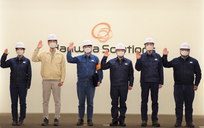 남이현 한화솔루션 대표(오른쪽에서 3번째)가 임직원들과 함께 무사고·무재해 사업장실현 목표를 선포했다. 사진=한화솔루션 제공