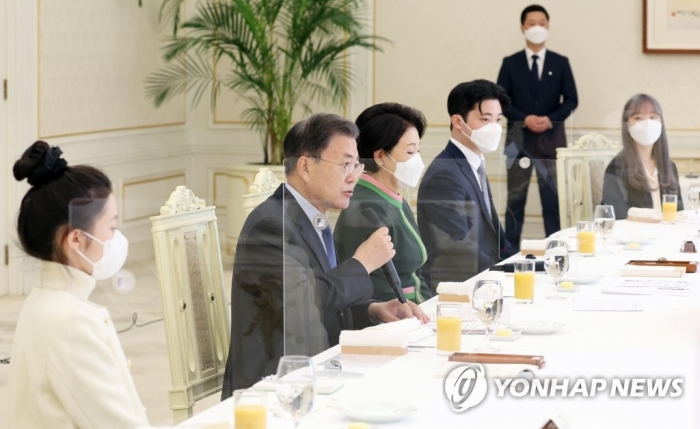 '자립 준비 청년' 만난 문 대통령···지원 강화 약속 지켜