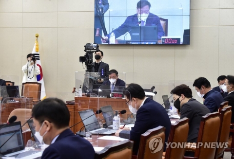 코로나19 확진자, '선거일 오후 6시~7시30분 투표' 정개특위 통과